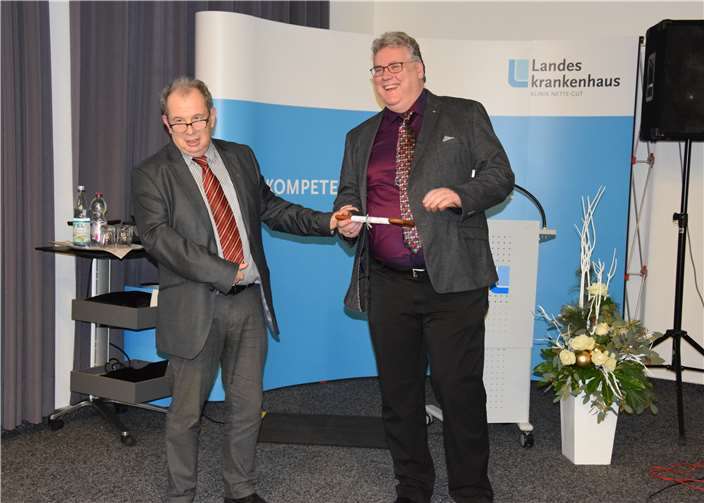 Wolfram Schumacher-Wandersleb (l.) übergibt den symbolischen Schlüssel an seinen Nachfolger Dr. Frank Goldbeck.