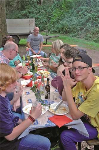 Wolken. Zum Dankabend der Kirmesgesellschaft „1948“ Wolken e.V. waren alle, die bei der Durchführung ihrer Veranstaltungen geholfen hatten, eingeladen. Der erste Vorsitzende Frank Gehrke eröffnete mit einer Ansprache, in der er den Anwesenden nochmals für ihre Hilfe dankte, das Buffet. Bis spät in die Nacht genossen die Gäste das gemütliche Zusammensein und ließen die Kirmes nochmals Revue passieren.privat
