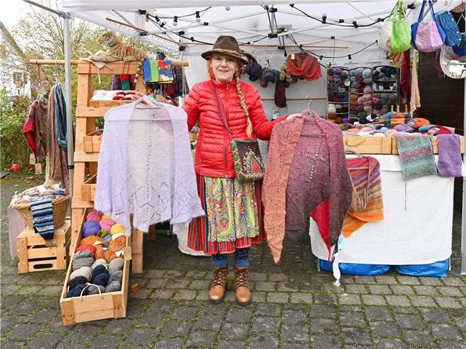 Wolle und Strickartikel waren im Angebot.