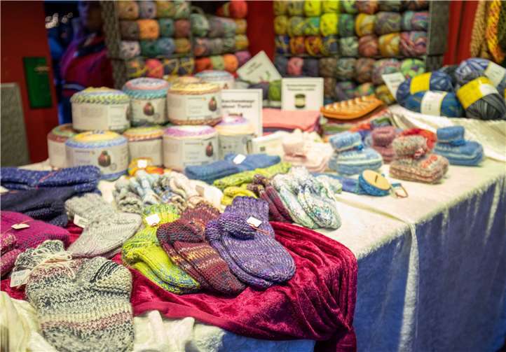 Wolle und echte Handarbeiten lockten zum Schauen und als besondere Geschenke.