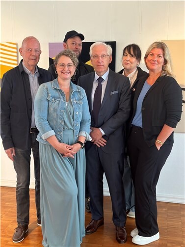 Wollen StadtLesen nach Neuwied holen und den Marktplatz so für vier Tage in eine Bücheroase verwandeln (v.l.): Lions-Activity-Beauftragter Wolfgang Sulzbacher, Neuwieds Stadtmarketing-Chefin Julia Kloos-Wieland, Künstler Elmar Hermann, Lions-Präsident Kai-Uwe Ritter, Silke Ruttert von den Deichstadtfreunden und Lions-Incoming-Präsidentin Christina Schmitt.  Foto: Stadt Neuwied/Ulf Steffenfauseweh