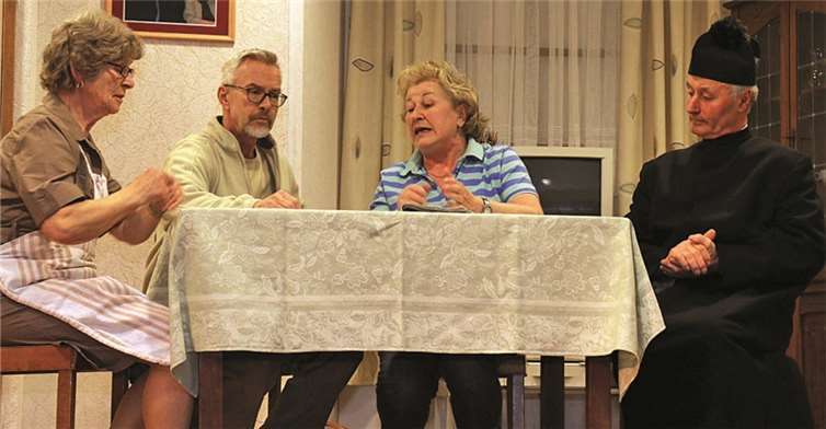 Wollen alle ihr eigenes Süppchen kochen: Bürgermeisterkandidat Clemens Busch, seine Frau Elfriede und der Pastor.