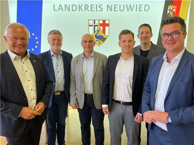 Wollen das Housing-First-Projekt in Neuwied auf ein solides Fundament stellen und sukzessiveausbauen: (von links) Landrat Achim Hallerbach, Caritasdirektor Eberhard Köhler, Dirk Arenzvom Jobcenter, Wirtgen-Stiftungen-Leiter Daniel Wichmann, Stefan Henzel, Referatsleiter„Soziales“ beim Kreis, und Neuwieds Bürgermeister Peter Jung. Foto: Kreisverwaltung