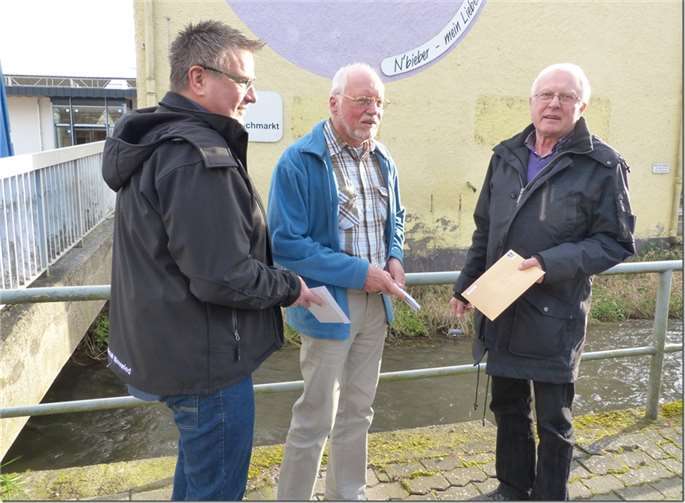 Wollen den Briefkasten aus der Aubachstraße auf den Weißen Berg versetzen: Vorsitzender Frank Grandke, Vorstandsmitglied Romed H. Kaufold, und Geschäftsführer Gerhard Neumann (von links). privat