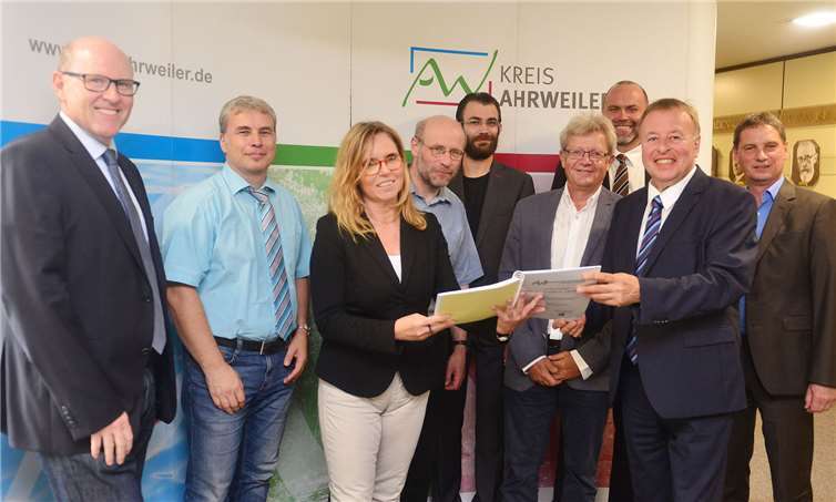 Wollen den vorliegenden Teilhabeplan des Kreises aktualisieren: Prof. Dr. Albrecht Rohrmann (4.v.l.), Prof. Dr. Johannes Schädler (6.v.l.), und Landrat Dr. Jürgen Pföhler (2.v.r.) mit führenden Mitarbeitern der Kreisverwaltungsabteilungen für Soziales, Gesundheit und Jugend sowie der Universität Siegen. Kreisverwaltung Ahrweiler