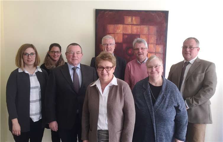 Wollen ein stationäres Hospiz im Landkreis Neuwied realisieren: die Marienhaus Unternehmensgruppe, das DRK-Krankenhaus Neuwied, die Franziskanerbrüder aus Hausen und der Neuwieder Hospizverein. Ihre Vertreter trafen sich vor kurzem in Neuwied. Foto: Marienhaus Unternehmensgruppe