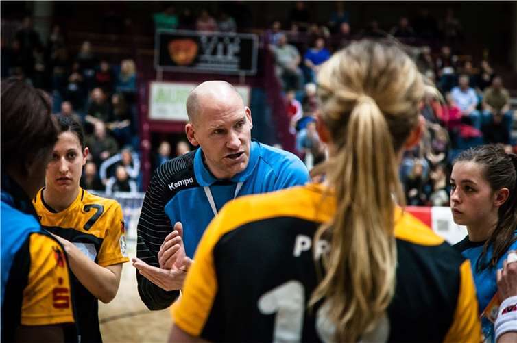 Wollen eine Reaktion zeigen: Trainer Christoph Barthel und seine Mannschaft. Foto: Vulkan-Ladies Koblenz/Weibern