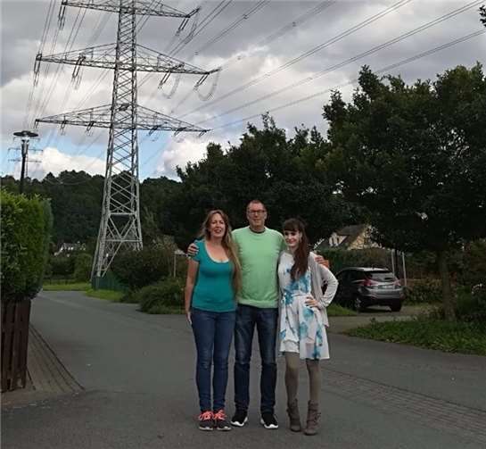 Wollen eine zukunftsfähige Energieversorgung: Grüne Vallendar vor der geplanten Hybridtrasse in Urbar. (Von links) Carmen Bohlender, Peter Nebenführ und Leonie Halter. privat