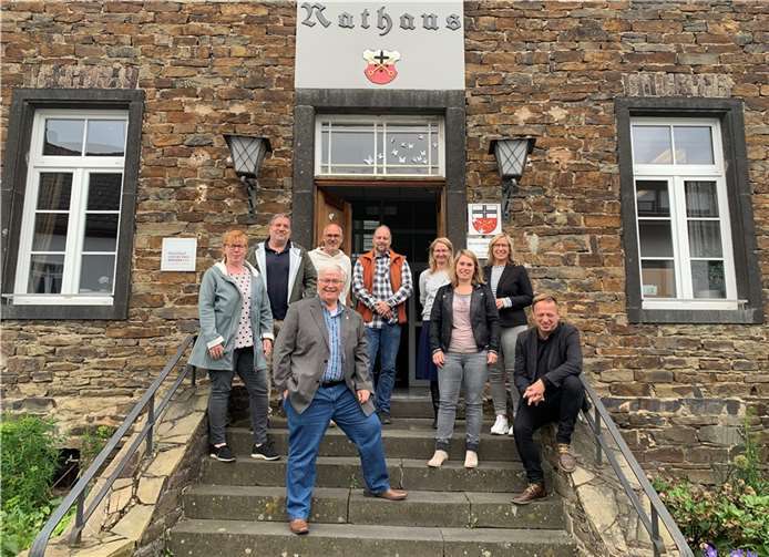 Wollen mit konkreten touristischen Projekten das Image des Landkreises Neuwied und der Region weiterentwickeln (von links): Petra Neuendorf, Amt für Stadtmarketing Neuwied, Jörg Hohenadl (WFG Neuwied), der Stadtbürgermeister von Unkel Gerhard Hausen, der Geschäftsführer der Tourismus Siebengebirge GmbH, Oliver Bremm, Römerwelt-Geschäftsführer Frank Wiesenberg, Julia Kloos-Wieland (Amt für Stadtmarketing Neuwied), Sabrina Conrad (Kulturstadt Unkel), Anja Hoffman (WFG Neuwied) und der Leiter des Kulturstadtbüros Unkel, Thomas Herschbach.  Foto: Kulturstadt Unkel