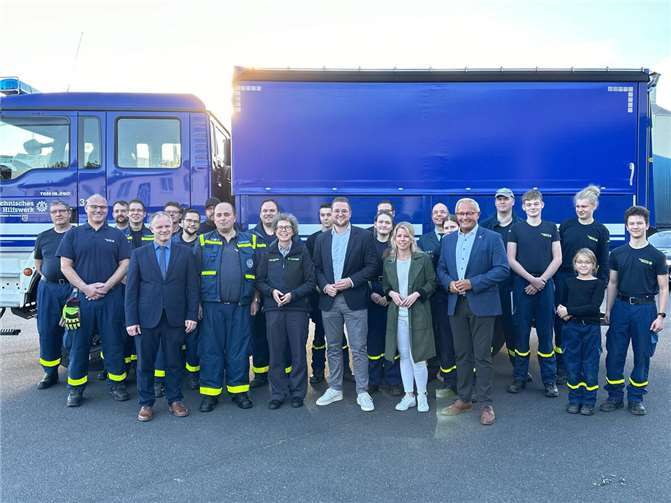 Wollen mit zusammen mit den Neuwieder Einsatzkräften einen strahlenden Horizont für das THW: Landrat Achim Hallerbach, THW Präsidentin Sabine Lackner, der THW-Landesbeauftragte für Hessen, Rheinland-Pfalz und das Saarland, Marcus Hantsche, Oberbürgermeister Jan Einig, MdB Martin Diedenhofen, MdL Lana Horstmann und der Ortsbeauftragte Björn Harrenberger.  Foto: Thomas Herschbach