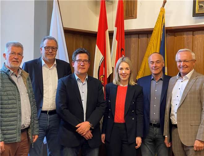 Wollen trotz Rückschlags nicht aufgeben und weiter für ein Hospiz im Norden des Kreises Neuwied kämpfen (von links): Fördervereinsvorsitzender Wolfgang Walter, 1. Beigeordneter Helmut Muthers, Verbandsbürgermeister Frank Becker, Landtagsabgeordnete Ellen Demuth, Fördervereins-Schatzmeister Detlef Nonnen und Landrat Achim Hallerbach.  Foto: Kreisverwaltung Neuwied / Ulf Steffenfauseweh