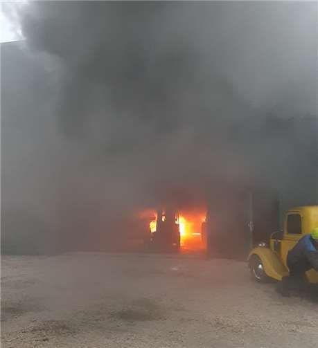 Womöglich war ein technischer Defekt an einem der Fahrzeuge in der Lagerhalle der Grund für den Brand. Foto: Polizei