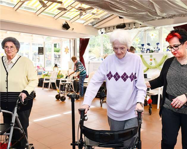 Worauf es beim Umgang mit dem Rollator ankommt, zeigte Cornelia Brodeßer den Senioren anhand praktischer Übungen. Foto: RASCH