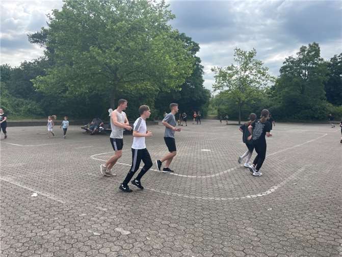 Workout auf dem Spielplatz an der Grundschule.