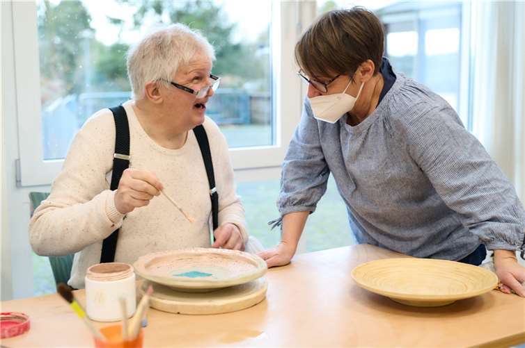 Workshop unter professioneller Begleitung: In der museumspädagogischen Werkstatt des Keramikmuseums hatten die Beschäftigten der Caritas-Werkstätten ihre Kunstwerke aus Ton angefertigt.  Foto: Karamikmuseum/Helge Articus