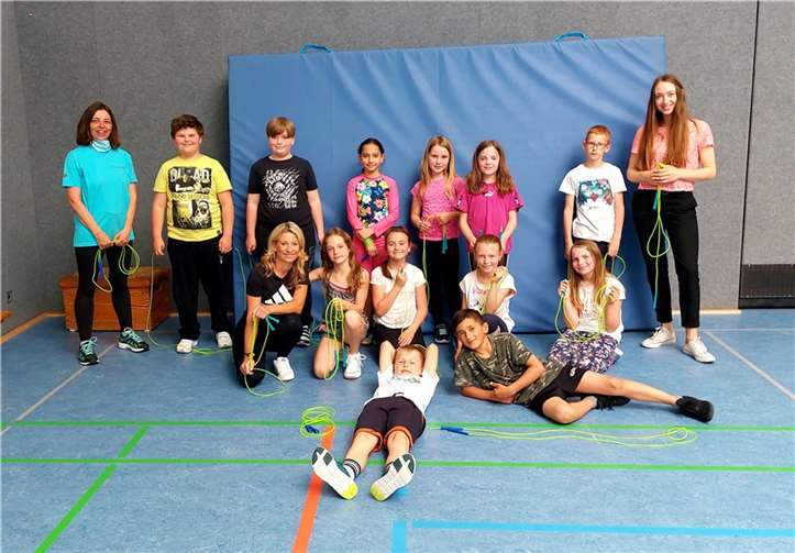 Workshopleiterin Patricia Rech gab den Kindern eine Einführung ins „Rope Skipping“.  Foto: Grundschule Polch