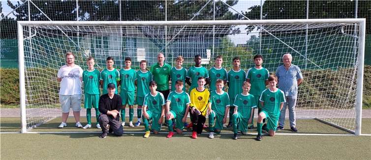 Wormersdorf. Peter Filla (ehem. Vorsitzender SV Remagen) übergab der B-Jugend des SV Wormersdorf am Heimspieltag im Oktober den neuen Trikotsatz des Sponsors „Marc Willems - Parkett und Fußbodentechnik GmbH“. Der SV Wormersdorf bedankt sich beim Sponsor und Peter Filla für die Unterstützung.Foto: privat