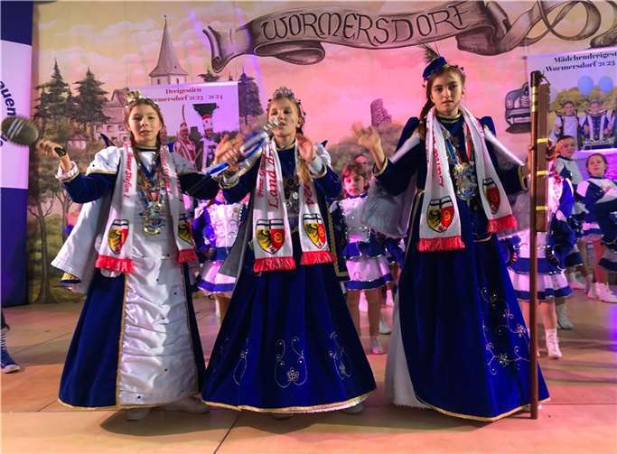 Wormersdorfer Mädchendreigestirn Jungfrau Miroslava (Gusser);Prinzessin Viktoria (Klett), Bäuerin Elisa (Köhn).