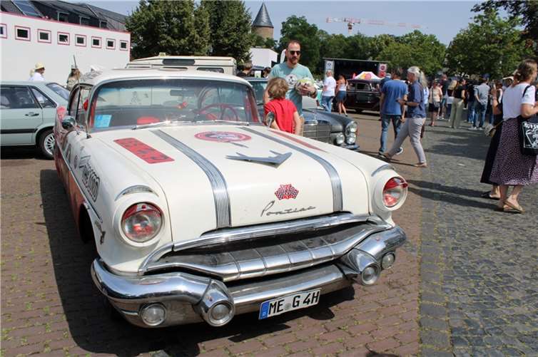 Wuchtige US-Straßenkreuzer sind fester Bestandteilder „Rheinbach Classics“, wie dieser Pontiac.