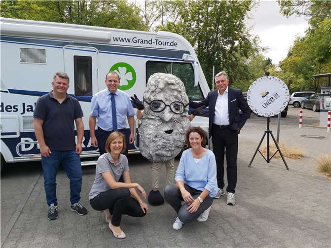 Wünschen Klaus-Peter Hausberg (rechts) für seine Reise entlang der Deutschen Vulkanstraße viele spannende Eindrücke und Begegnungen: (von links) Oliver Göbel (Vulkanpark GmbH), Johannes Bell (Vorsitzender Tourismusverband Vulkanregion), Maskottchen LAACHUS, Sarah Stein und Heike Werf (Vulkanregion Laacher See).  Foto: privat