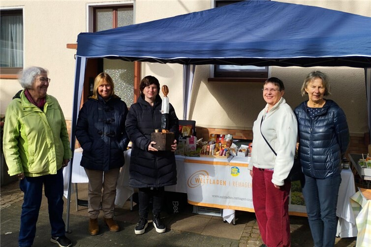 Würdekönig „zu Besuch“ am Marktstand des Weltladen
