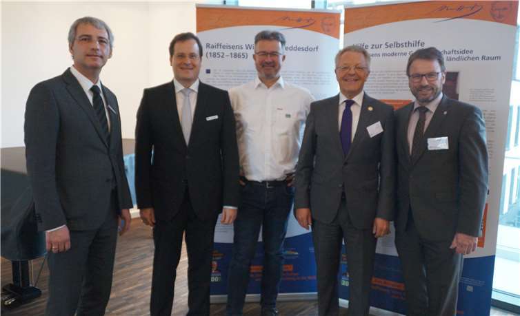 Würdigten die Lebensleistung Raiffeisens bei der Eröffnung der Vernissage die Volksbank Vorstandsmitglieder Sascha Monschauer, Markus Müller, Wanderpapst Manuel Andrack, Elmar Schmitz (Voba-Vorstandsvorsitzender) und Mayens Oberbürgermeister Wolfgang Treis. Sandra Ott