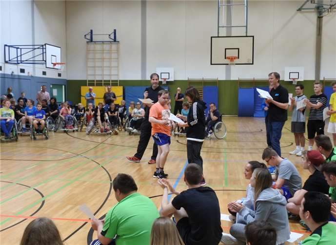 Würdigung aller Beteiligten mit Urkundenverleihung.