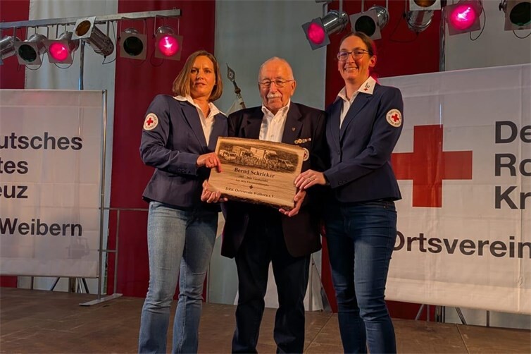 Würdigung des Vorsitzenden Bernd Schricker mit der neuen Vorsitzenden Steffi Nett (rechts) und der 2. Vorsitzenden Sabrina Pöppelmann (links)