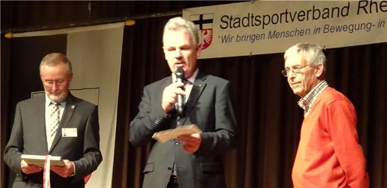 Würdigung eines Ehrenamtlers: Vorsitzender Stadtsportverband Rheinbach Karl-Heinz Carle, Bürgermeister Stefan Raetz und Ehrenamtler Dieter Perkuhn (von links). privat