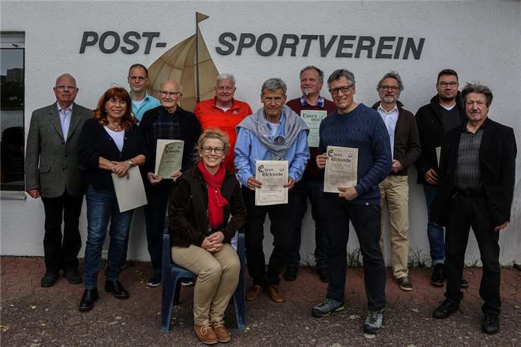 Würdigung für Engagement im Post-Sportverein Koblenz. Foto: Bernd Krause