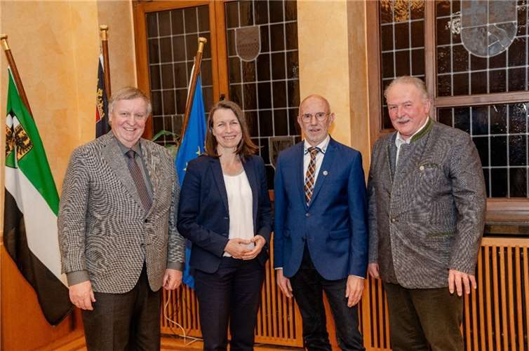 Würdigung im Kreishaus: Landrätin Cornelia Weigand hat Karl-Heinz Sundheimer (l.), Elmar Dölle und Heinz Peter Kriechel (r.) für ihr Engagement mit der Ehrennadel des Landes Rheinland-Pfalz ausgezeichnet.  Foto:Bernhard Risse