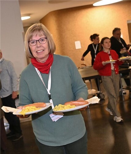 Würstchen mit Kartoffelsalat: Die Gäste freuten sich über ein traditionelles Abendessen. Foto: Peter Seydel