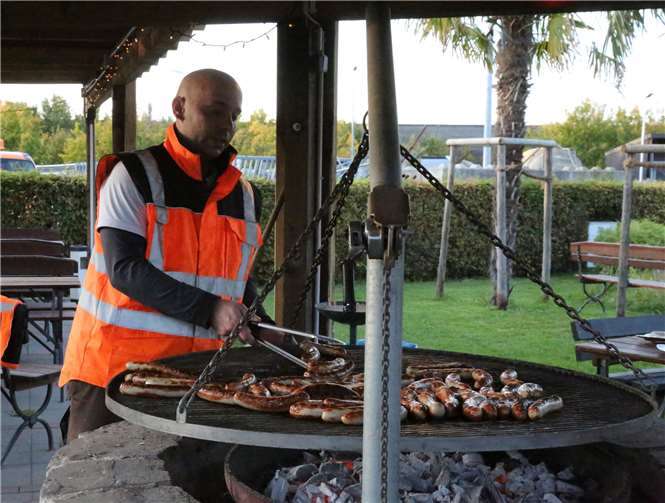 Würstchen vom großen Grill bereiteten die Mitarbeiter des Bauhofes für die Grünpaten vor.