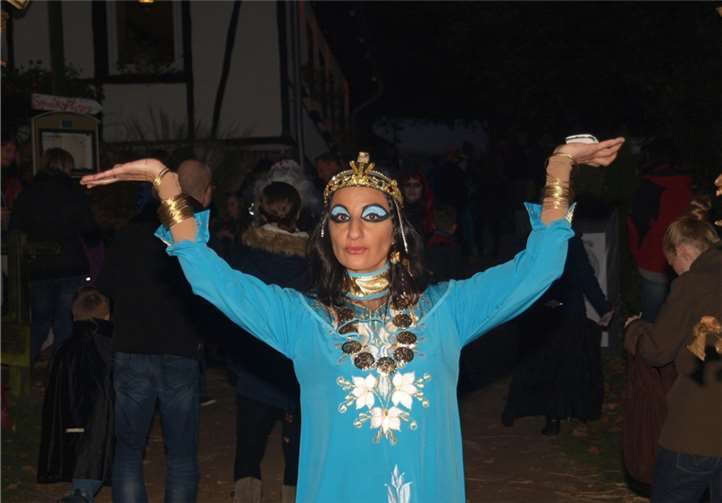 Wunderbare Kostümierung bei den Besuchern gaben dem Marktgeschehen eine ganz besondere Atmosphäre – hier spielten die Gäste im Geschehen mit.