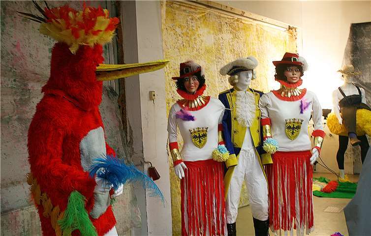 Wunderbare farbenprächtige Kostüme.