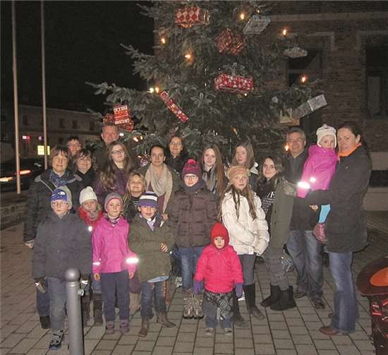 Wunderschön geschmückt ist nun der Weihnachtsbaum in Grafschaft-Ringen. privat