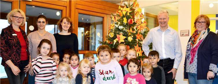 Wunderschön ist er geworden, der Weihnachtsbaum im Eingangsbereich des Kreishauses: Landrat Frank Puchtler und die Kinder freuten sich ebenso wie die Mitarbeiterinnen des Kindergartens St. Martin und der Kreisverwaltung über das gelungene Werk. Uwe Rindsfüßer