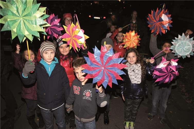Wunderschön leuchteten die meist selbst gebastelten Fackeln der zahlreichen Kinder. BÜN