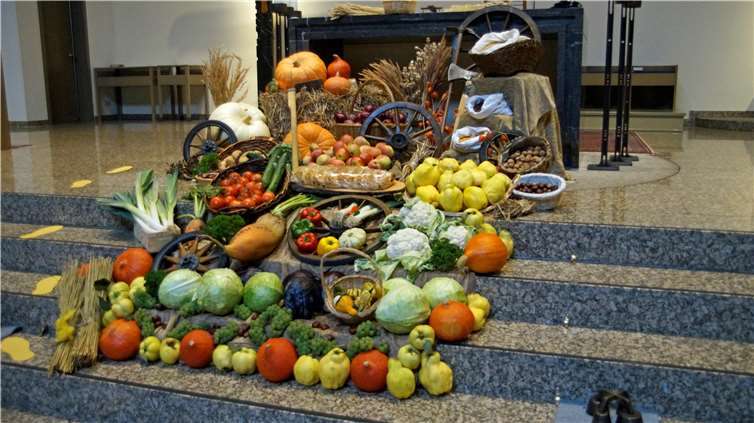 Wunderschön waren die Erntedankgaben vor dem Altar angerichtet.