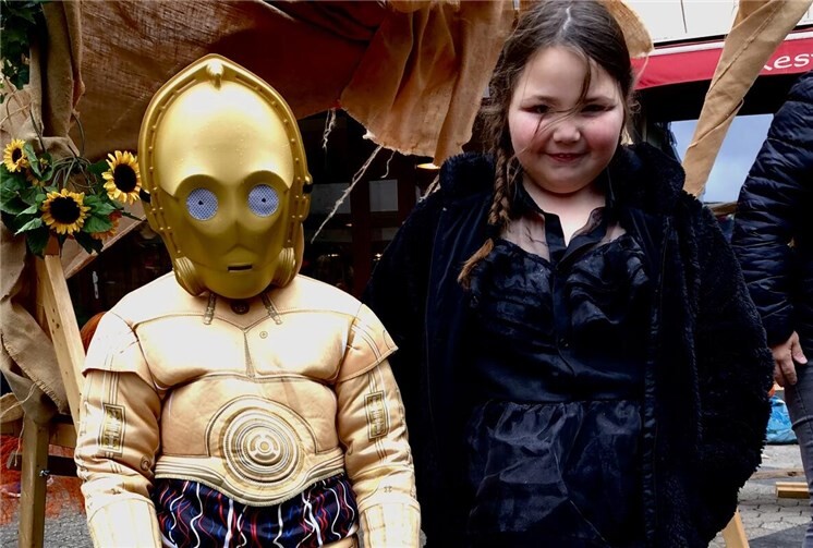 Zauberhafte Stimmung in den Straßen  Wunderschöne Kostüme waren zu sehen.