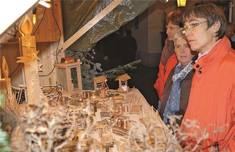 Wunderschöne Krippenfiguren und Accessoires aus Holz gab es an diesem Stand.