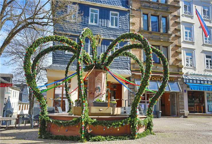 Wunderschöne Ostergestecke schmücken über die Brunnen in denStadtteilen der Stadt Montabaur - wie hier den Osterbrunnen auf dem Großen Markt. . Fotos: Olaf Nitz, Nitz Fotografie, Montabaur