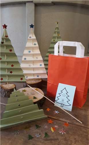 Wunderschöne Weihnachtsbäume zum Selbermachen stehen für die Kinder bereit. Foto: privat