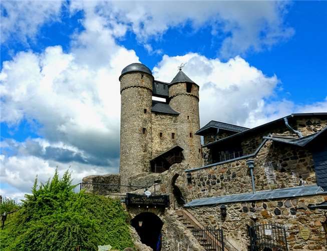 Glück gehabt und die Grenzen des Westerwaldes erwandert Wunderschöner Ausblick auf Burg Greifenstein.Fotos: Rainer Lemmer
