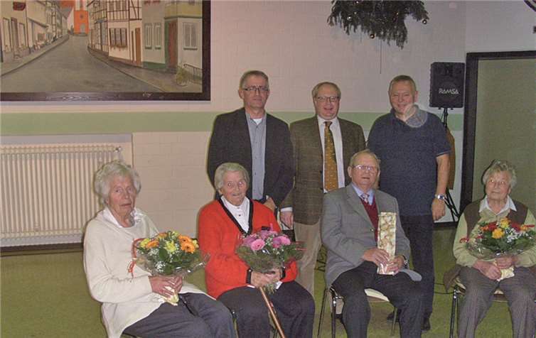 Wurden als älteste anwesende Mitbürger geehrt (vorne v.l.): Katharina Krupp, Maria Pertz, Josef Adenauer, Walburga Fuchs.