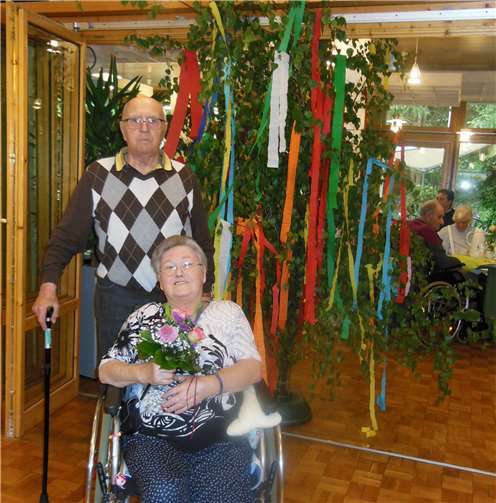 Wurden als diesjähriges Maikönigspaar gefeiert: Herr Klüber und Frau Möhren. Foto: Johanniter-Haus Sinzig GmbH