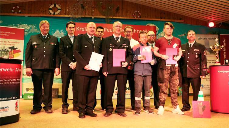 Wurden ausgezeichnet (vordere Reihe von links): Dieter Ferres, Martin Schankin, Jonas Nacke und Jason Werner. Foto: SES