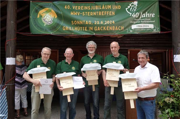 Wurden beim Jubiläum mit Sterntreffen des WWV für 40 Jahre Mitgliedschaft im Westerwald-Verein Buchfinkenland geehrt (von links): die Gründungsmitglieder Hans Jürgen Merfels, Bernhard Labonte, Uli Schmidt, Manfred Henkes und Landrat Achim Schwickert. Auf dem Foto fehlt mit Manfred Kappler das älteste Gründungsmitglied, der leider gesundheitlich verhindert war. Foto: WWV/Markus Müller