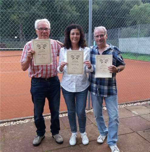 Wurden für 25-jährige Mitgliedschaft im TC geehrt: v.li. Edgar Schlich, Ruth Krupp und Josef Wiemer.privat