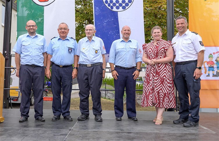 Wurden für ihre Verdienste um die Jugendfeuerwehr mit der Ehrennadel der Jugendfeuerwehr Rheinland-Pfalz ausgezeichnet: Thomas Huberty (2ter von links), Carl-Heinz Cäsar (3ter von links) und Rosario Di Stefano (4ter von links). Die Ehrung fand durch den Landesjugendfeuerwehrwart von Rheinland-Pfalz, Dirk Ströder (rechts im Bild) statt. Neben ihm gratulierten die Bürgermeisterin Alexandra Marzi und Wehrführer Rolf Sayn.